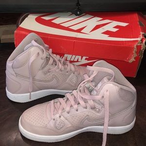 Nike Woman’s Son of force size 6.5 particle rose